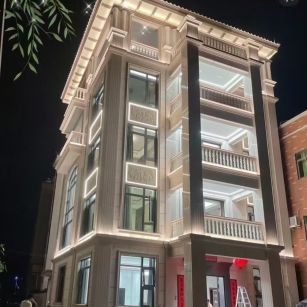 青海 芝麻白花岗岩别墅外墙夜间效果