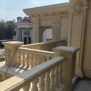 青海 黄金麻别墅外墙干挂雕花配合阳台栏杆花瓶柱