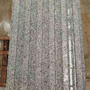 青海 芝麻白花岗岩荔枝面雕刻盲道，盲条