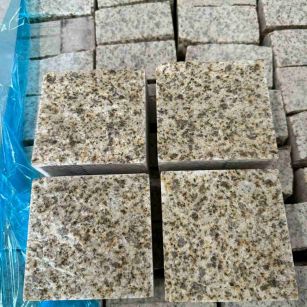 青海 黄金麻花岗岩自然面小方块，弹石，马蹄石等