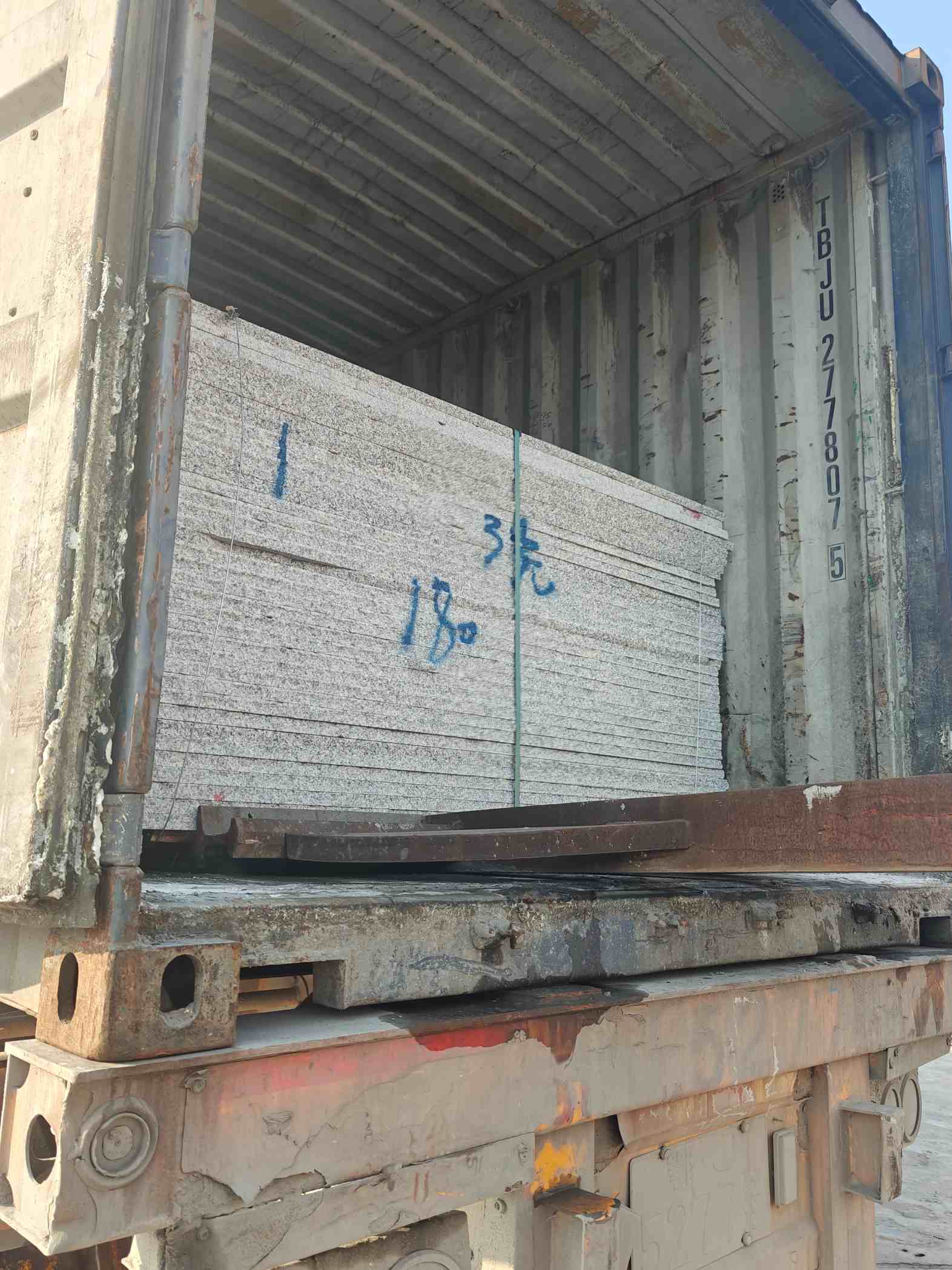 青海 芝麻白花岗岩石材3.0公分光面毛板装柜出货