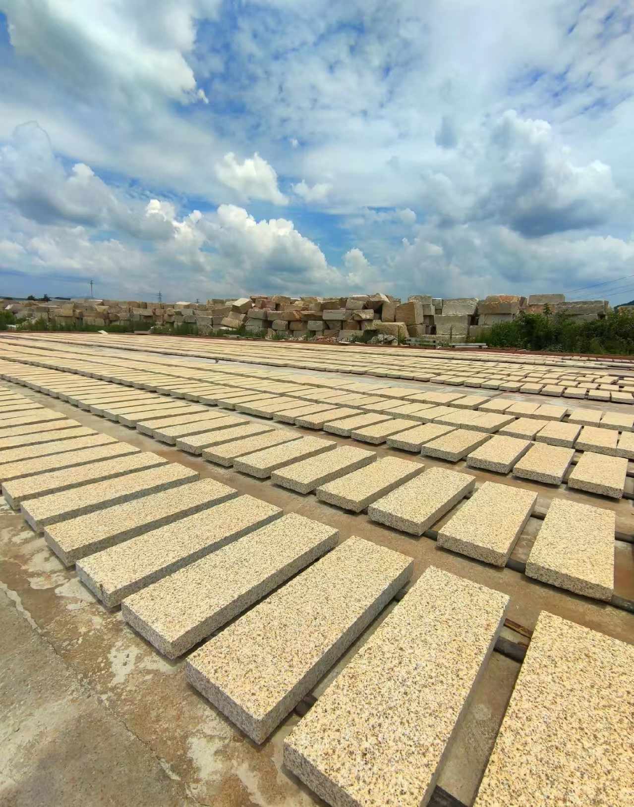 青海 黄金麻荔枝面花岗岩石材地铺石防护中
