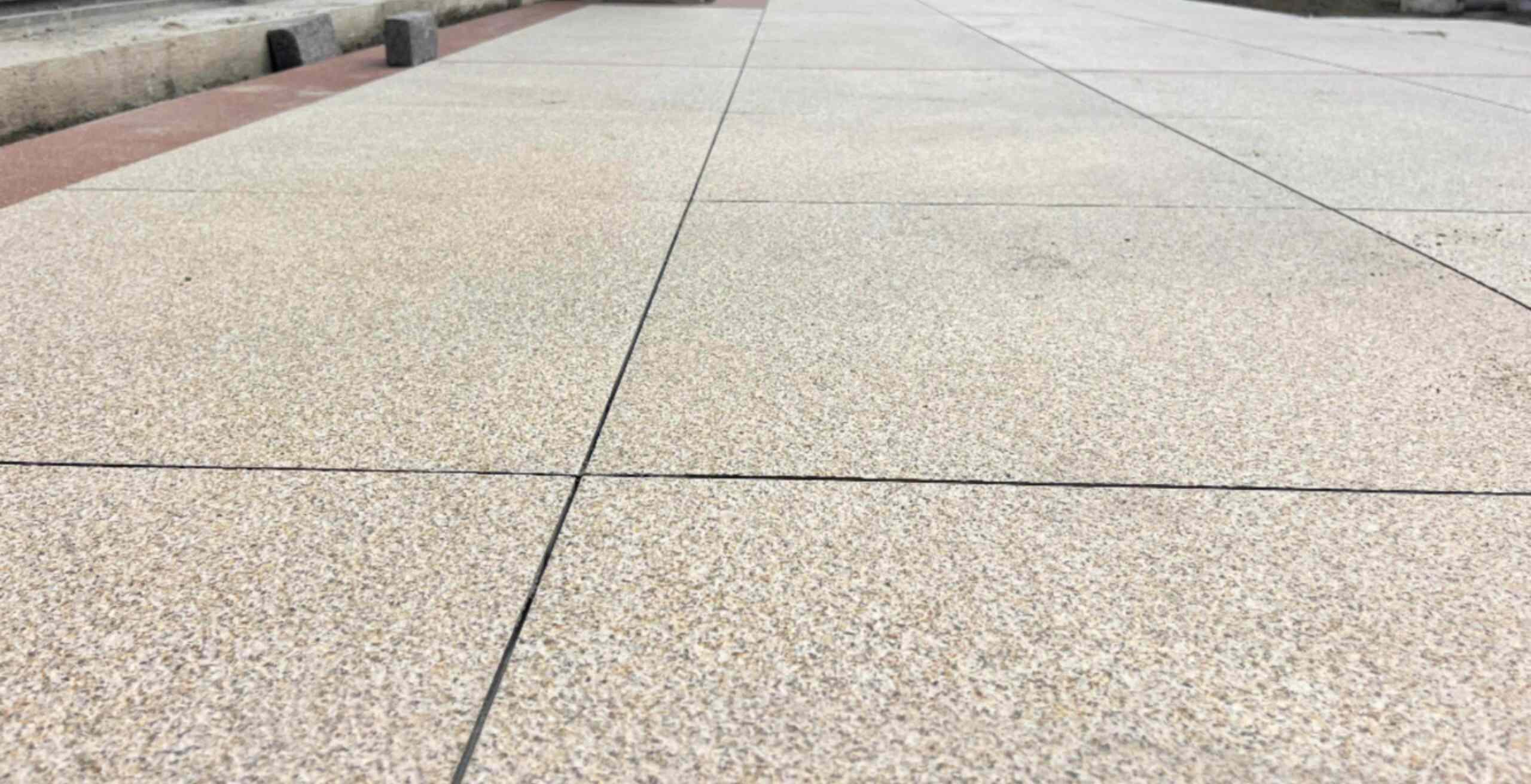 青海 黄金麻花岗岩石板材荔枝面地面铺装效果