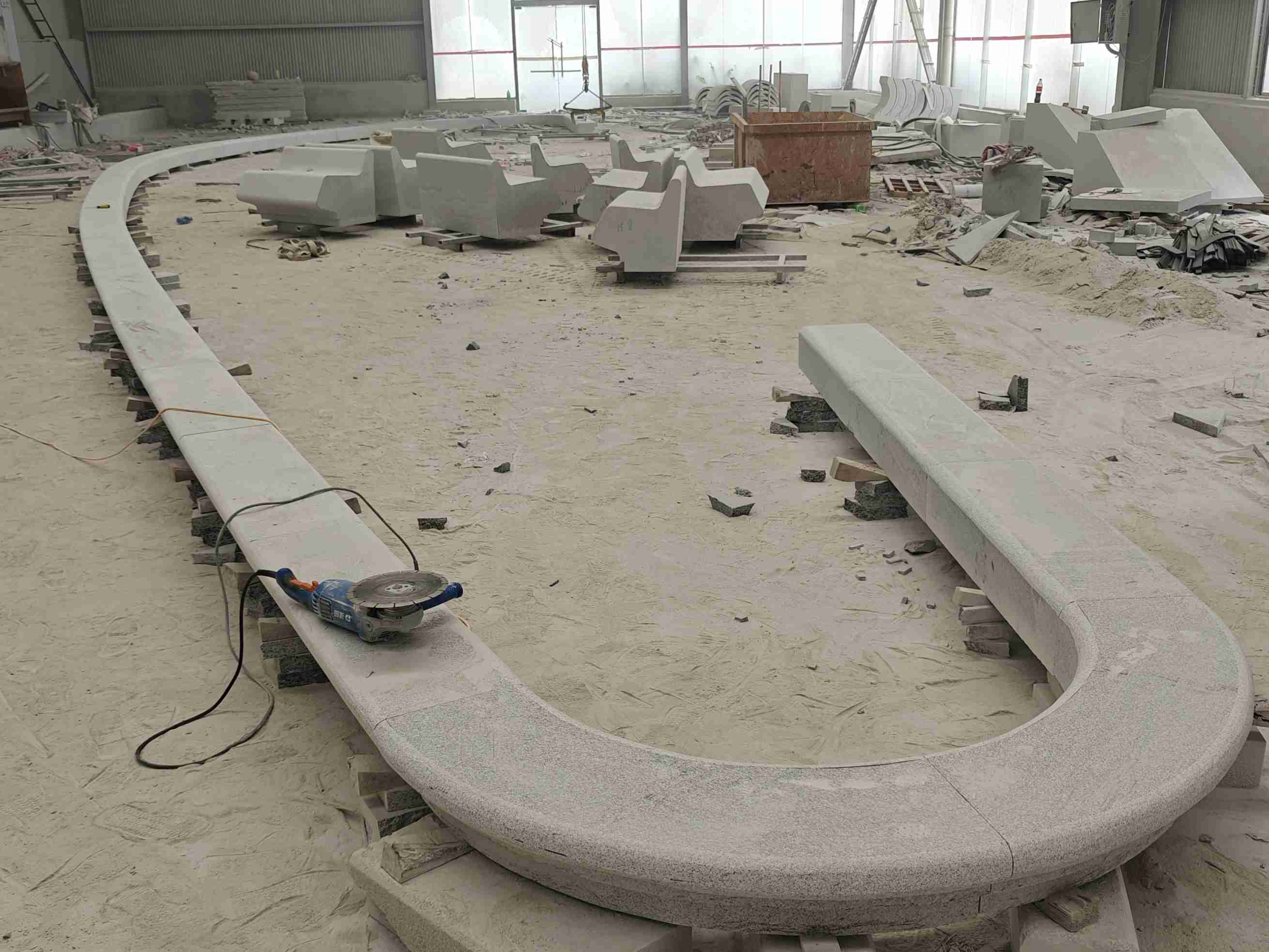 青海 芝麻白花岗岩弧形花坛石，坐凳石