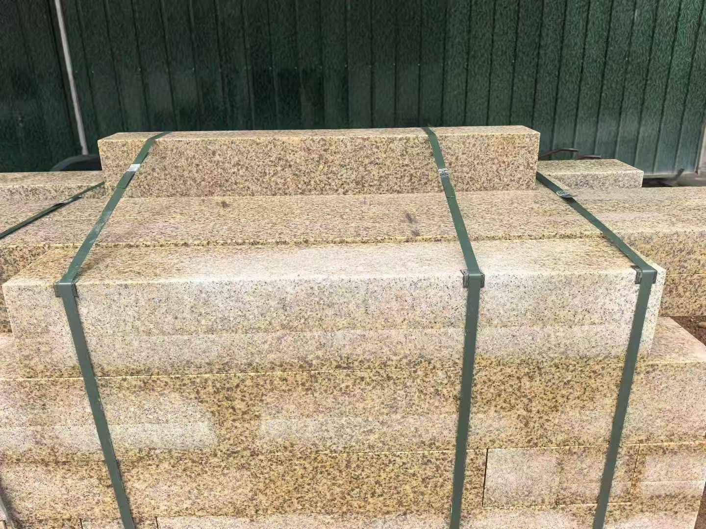 青海 黄金麻花岗岩石材机切面栏杆料半成品