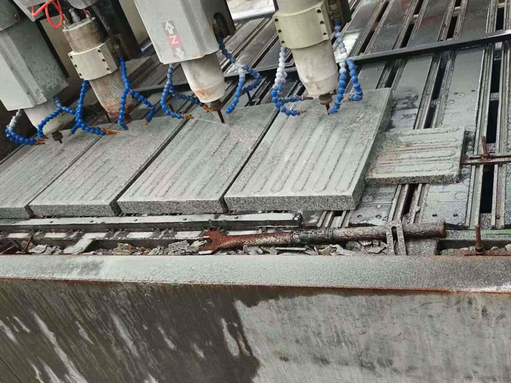 青海 芝麻白花岗岩荔枝面盲道雕刻