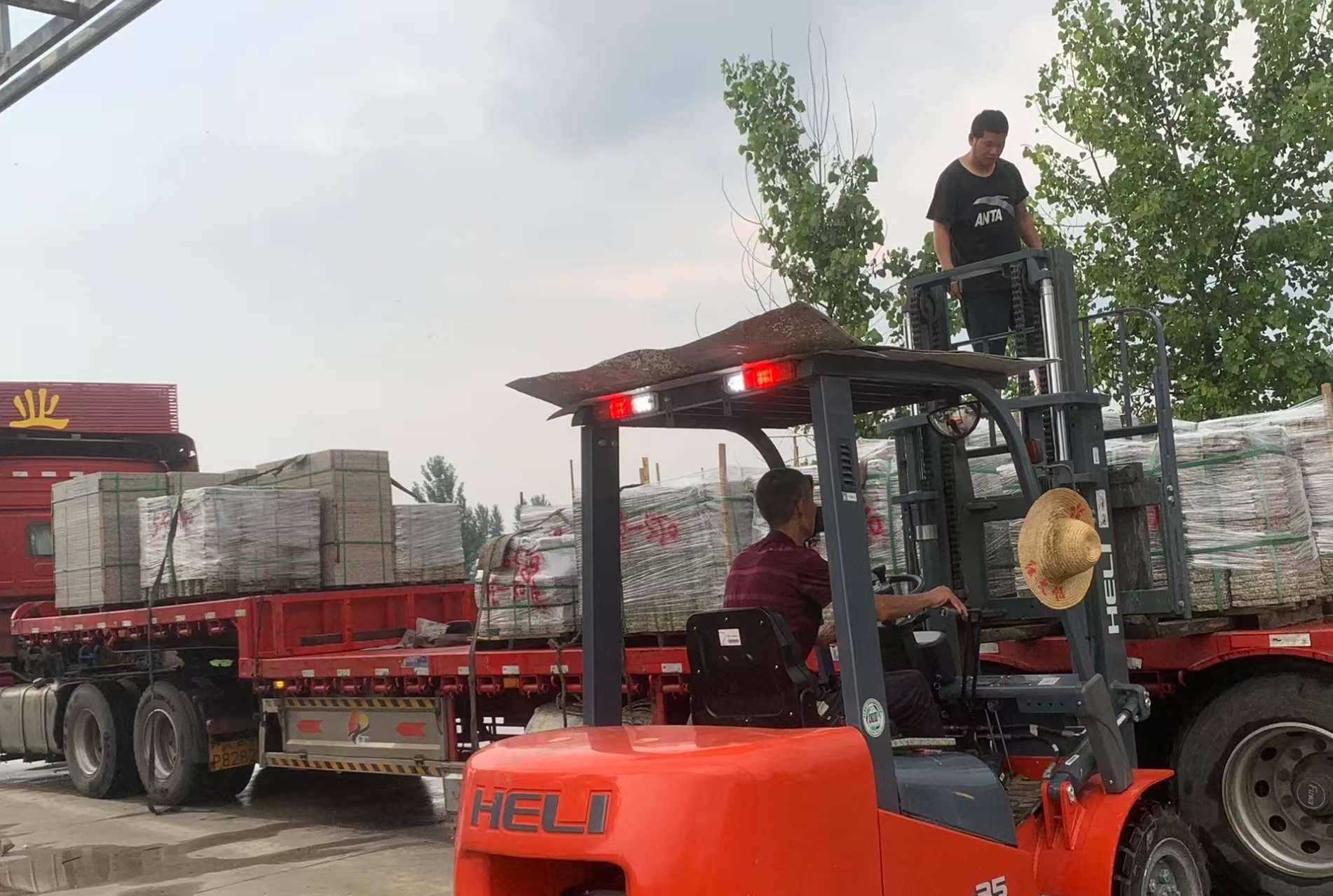 青海 黄金麻冰裂纹，地铺石装车