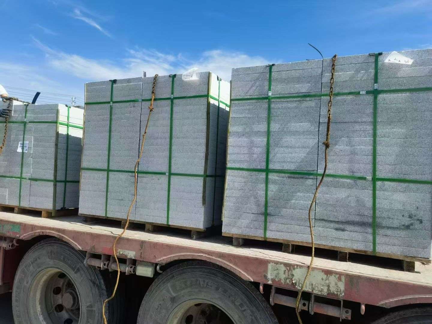 青海 芝麻白花岗岩地铺石装车日常