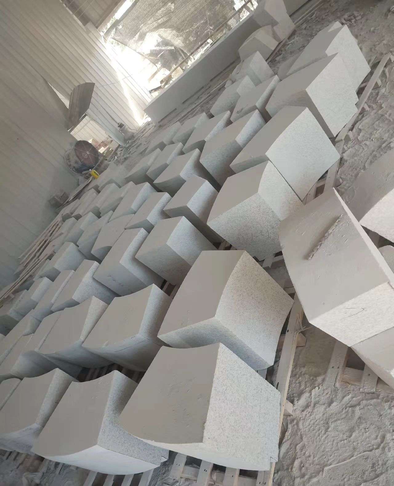 青海 白麻花岗岩异形坐凳