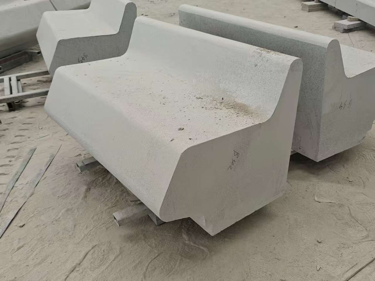 青海 芝麻白花岗岩异形坐凳，石凳