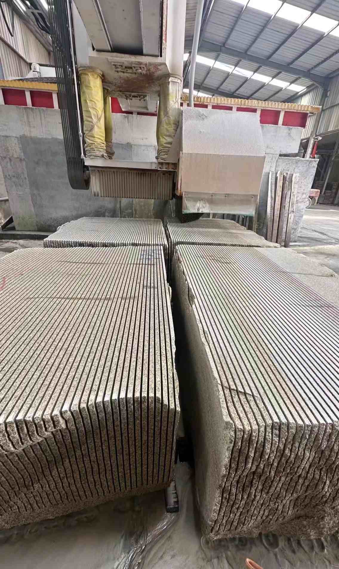 青海 车间生产日常，黄金麻白麻花岗岩