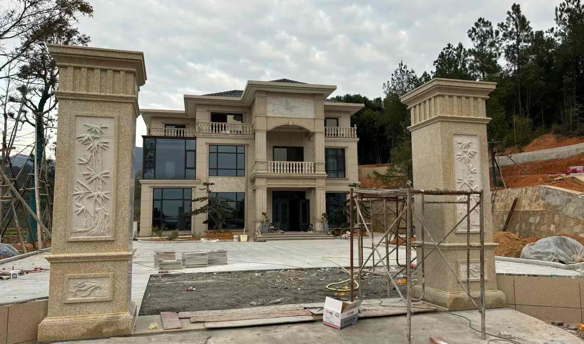 青海 黄金麻花岗岩别墅雕花外墙干挂配上门口雕花罗马柱