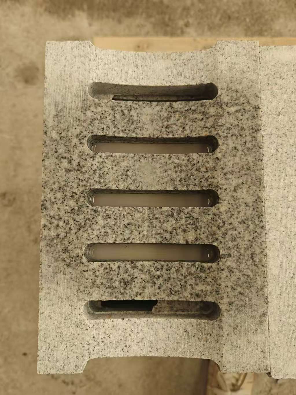 青海 芝麻白拉丝面花岗岩U型开槽排水槽