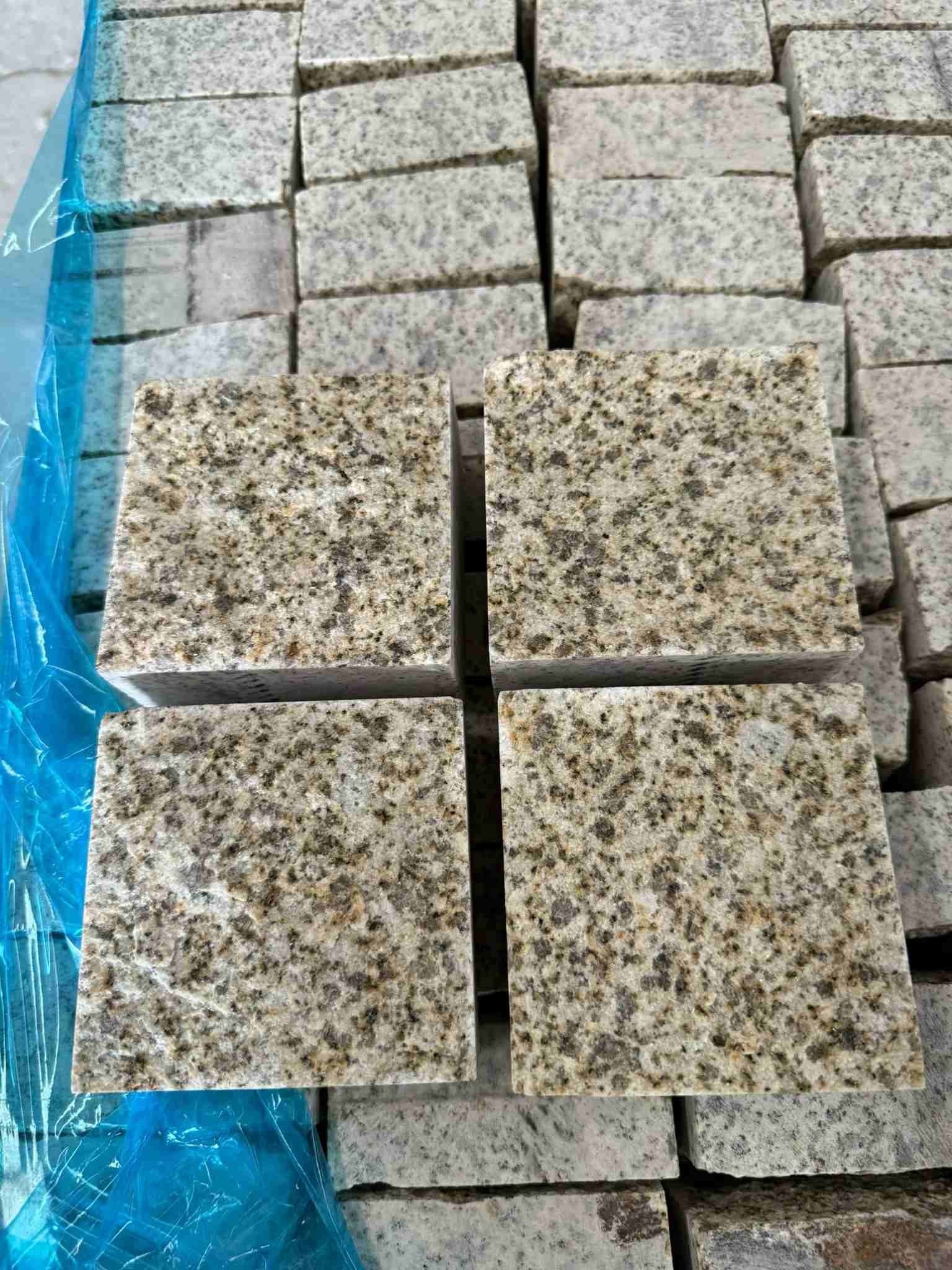 青海 黄金麻花岗岩自然面小方块，弹石，马蹄石等