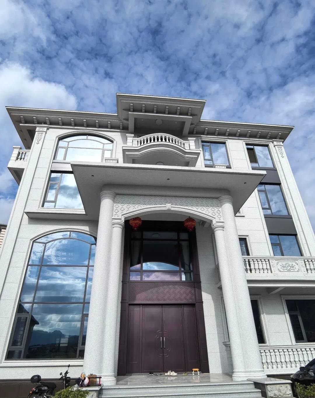 青海白麻别墅外墙干挂石材效果示例