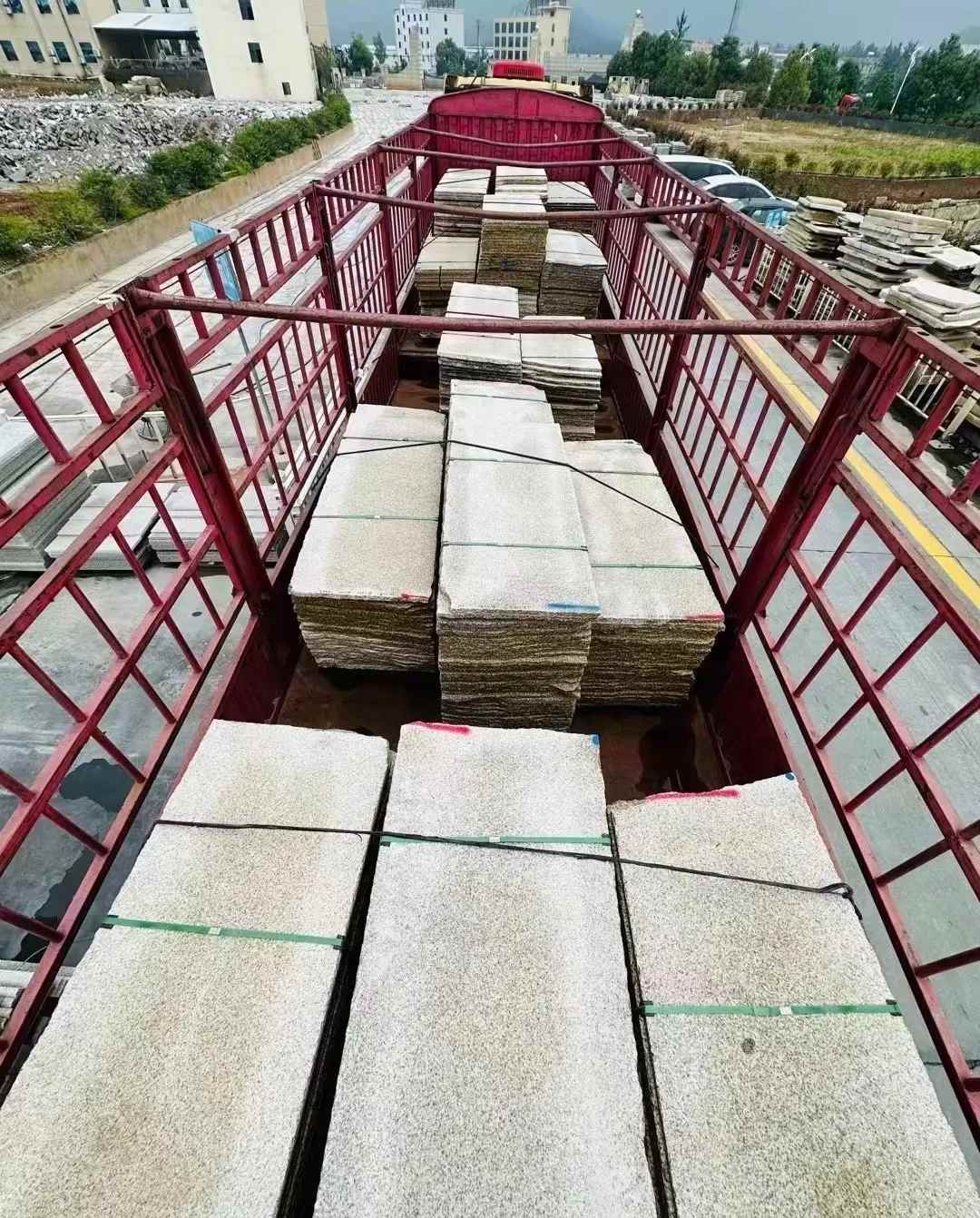 青海 黄金麻花岗岩荔枝面，光面毛板装车完成