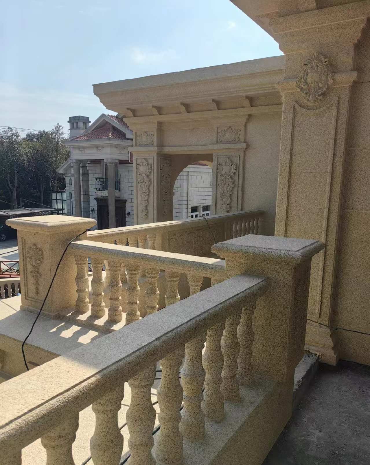 青海 黄金麻别墅外墙干挂雕花配合阳台栏杆花瓶柱