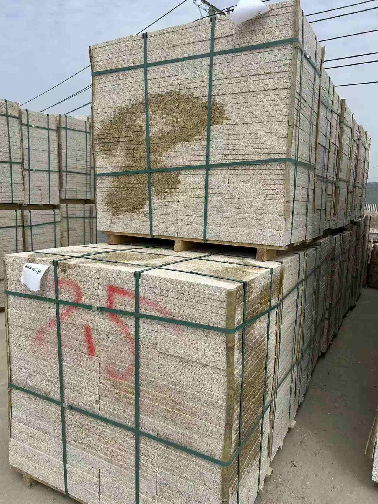 青海 黄金麻花岗岩石材荔枝面地铺石2.5*300*600