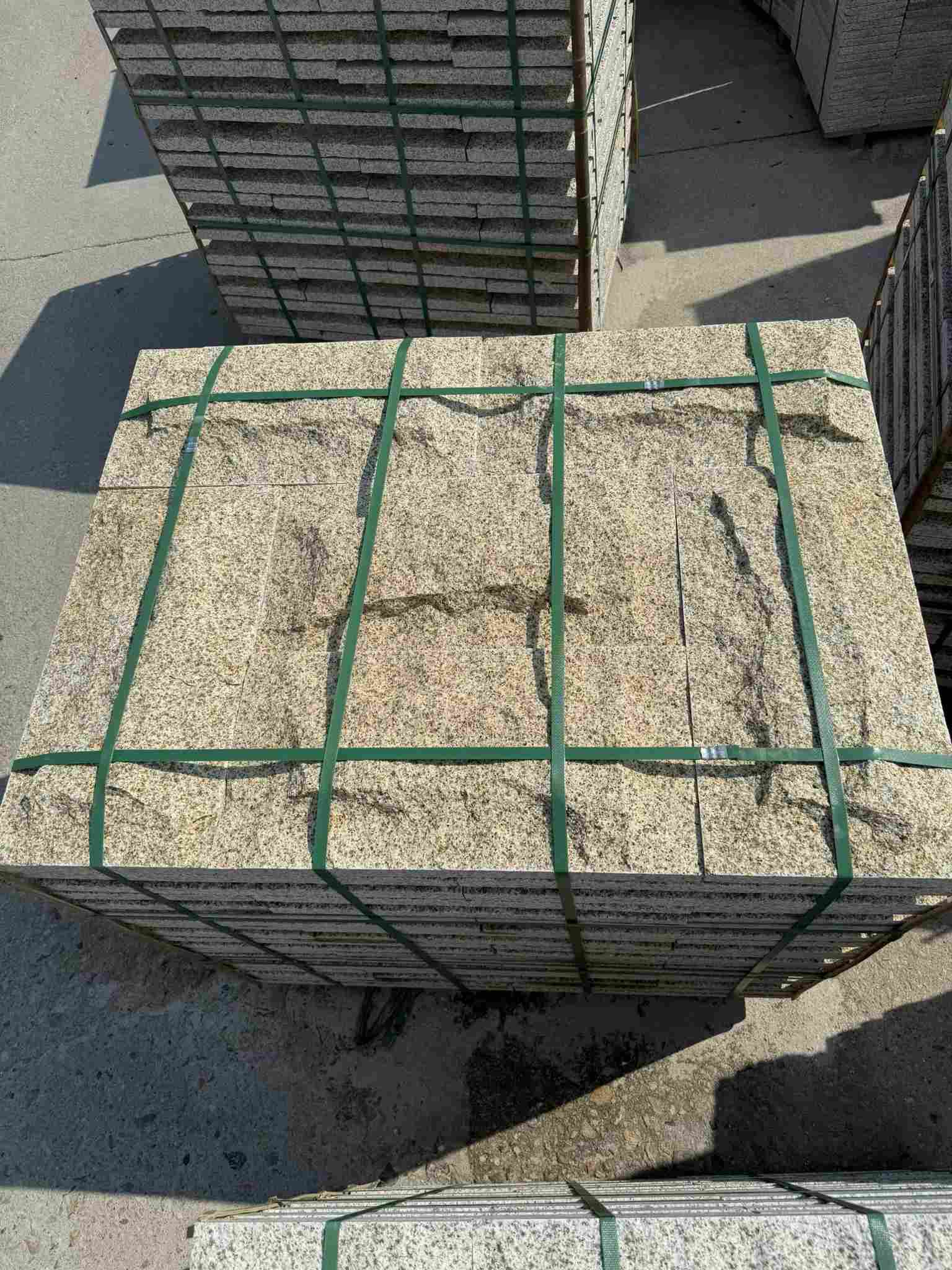 青海 黄金麻花岗岩石材自然面蘑菇石成品