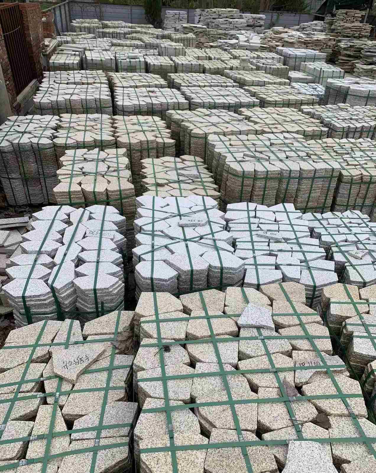 青海 黄金麻白麻花岗岩荔枝面地铺石(冰裂纹)