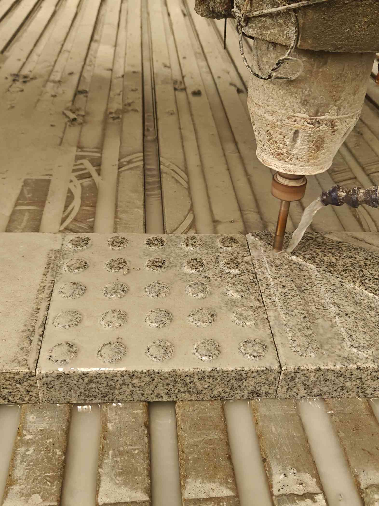 青海 芝麻白花岗岩石材盲人石、盲道石、盲点石