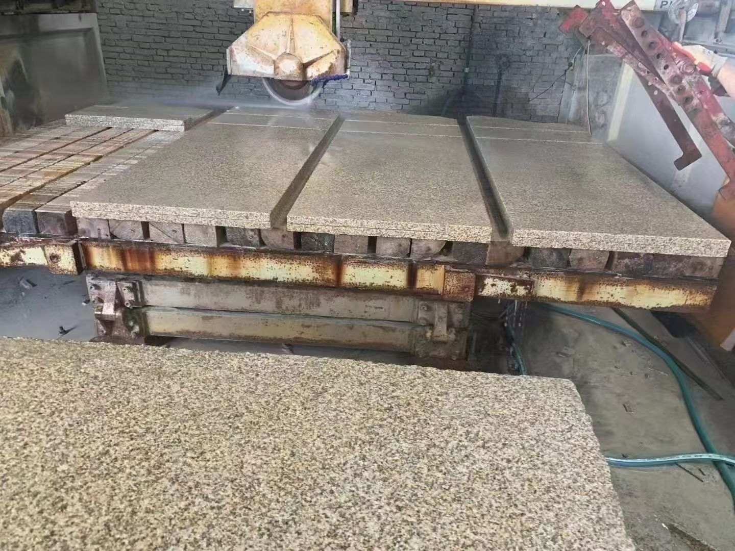 青海 黄金麻荔枝面成品板加工