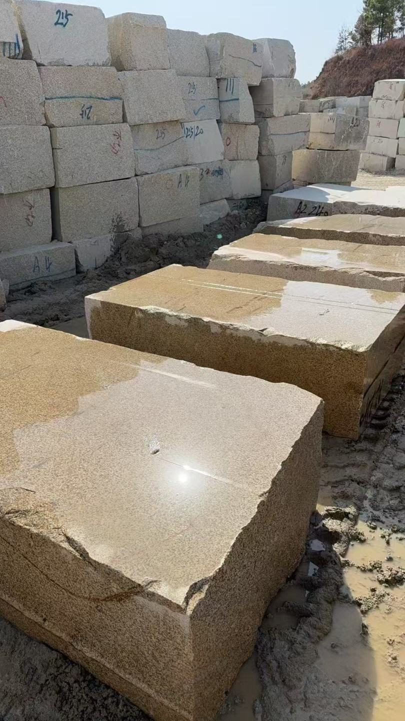 青海 黄金麻方料堆场洗料分选中，原材料充足