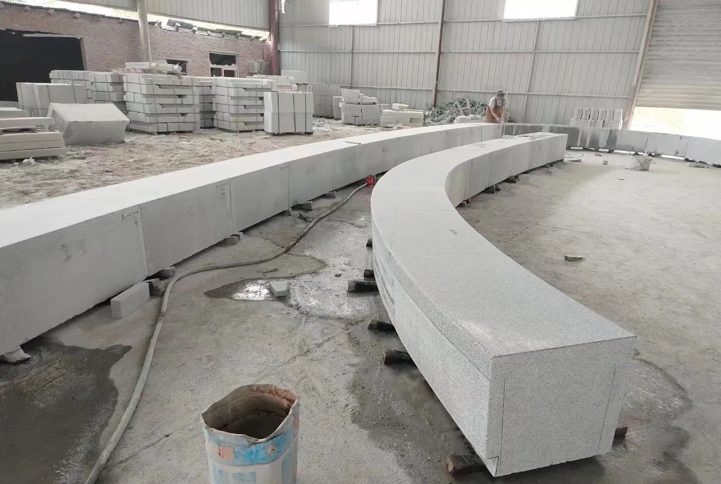 青海芝麻白花岗岩石板材 园林光面弧形坐凳