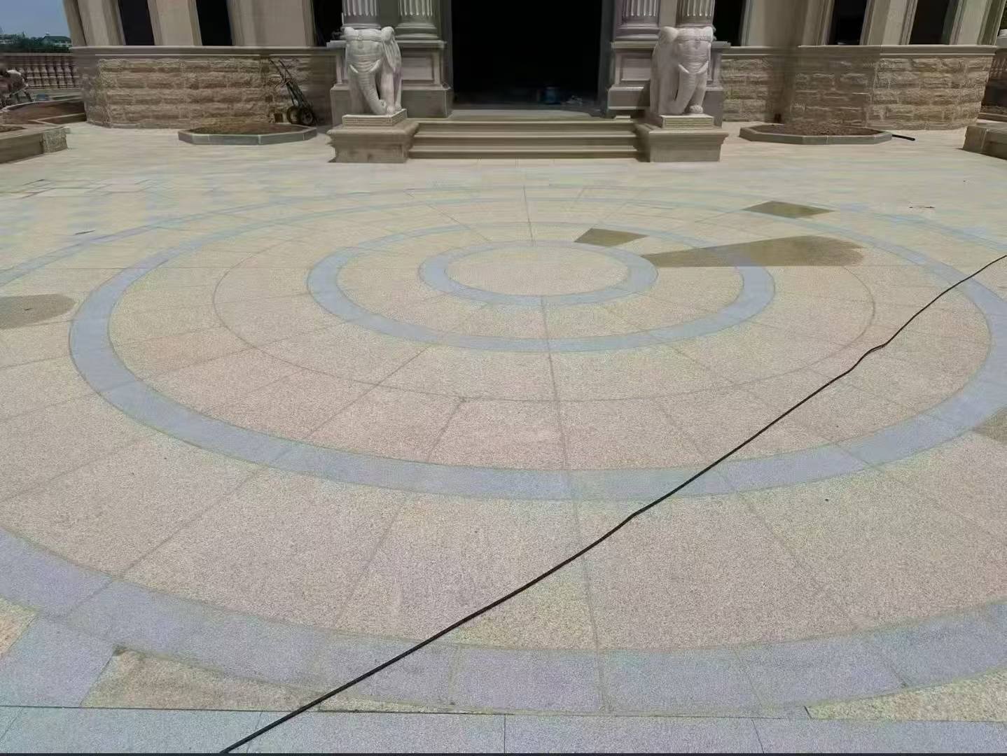 青海 黄金麻芝麻灰花岗岩石材地铺拼接效果