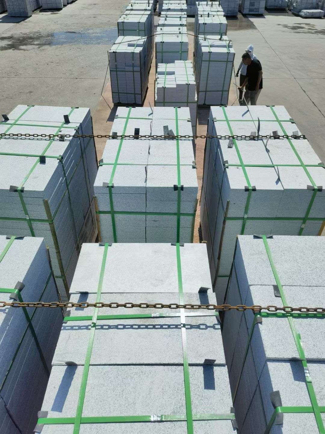 青海 芝麻白花岗岩5公分地铺石 花岗岩厂家工厂装车日常